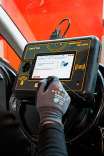 Equipamiento técnico para copia y programación de llaves de coche en Barcelona