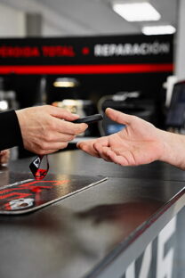 Entrega de llave de coche en CAR KEY SYSTEM Barcelona