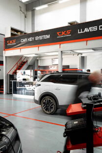 Zona interior para coches en el taller de CAR KEY SYSTEM Barcelona